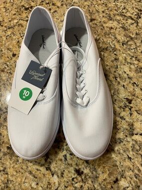 Universal Thread White Women's Canvas Lace-Up Sneakers